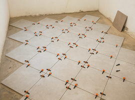 Технологический процесс укладки плитки на пол: от подготовки основания до затирки